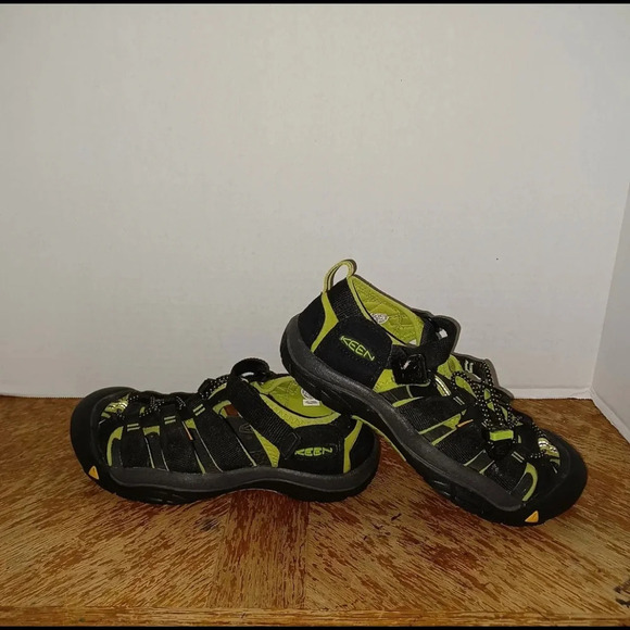Big Kids Keen Trail Rugged Toggle Pulls Sandals Black Poison Green Shoes US 5. - Picture 1 of 9